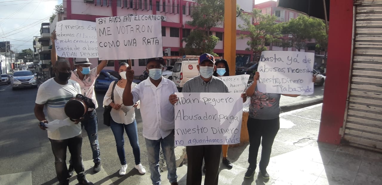 Ex Empleados del INPOSDOM en Santiago exigen sus prestaciones laborales.