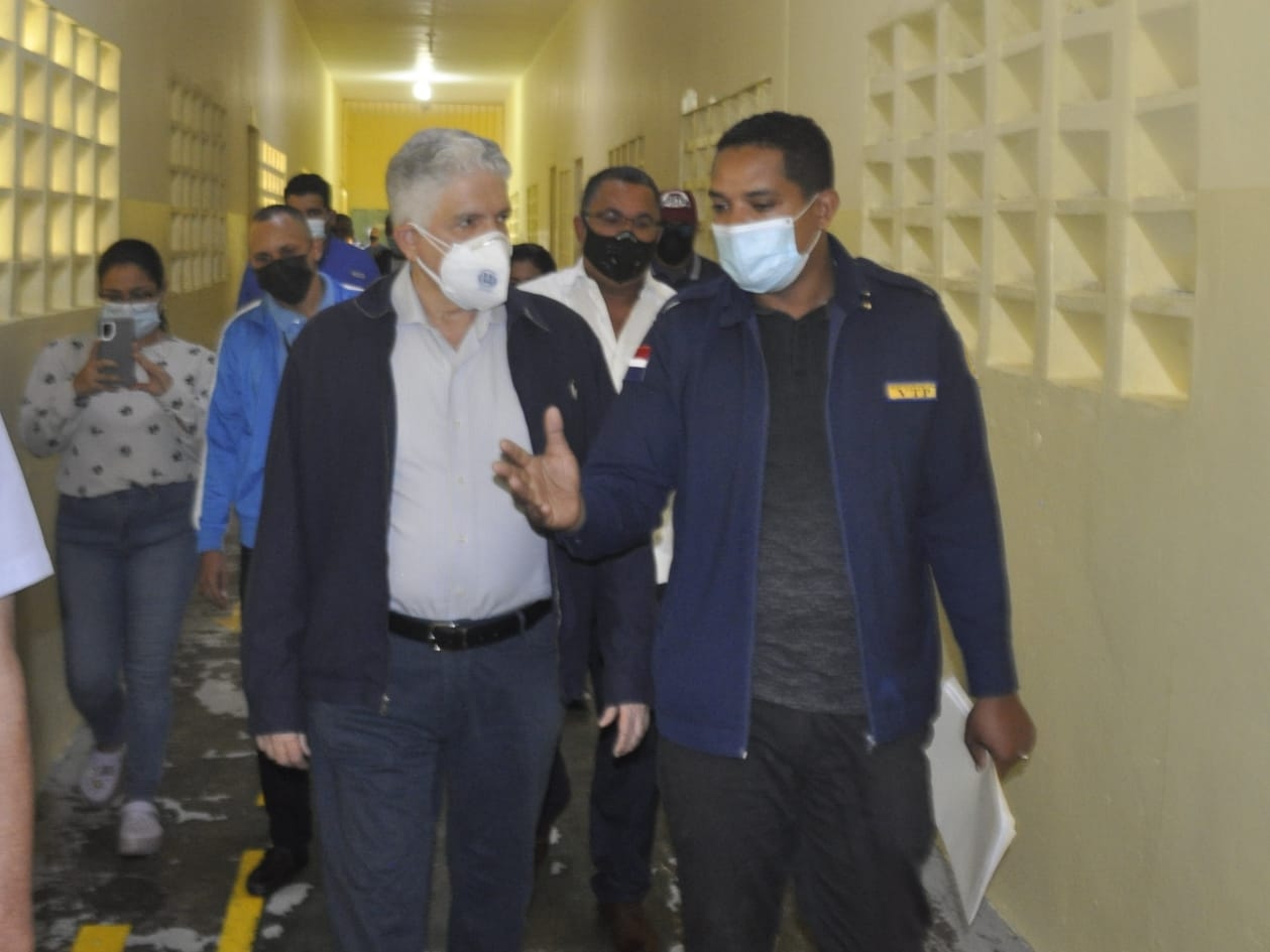 Senador Eduardo Estrella visita Centro de Corrección y Rehabilitación Rafey Hombres.