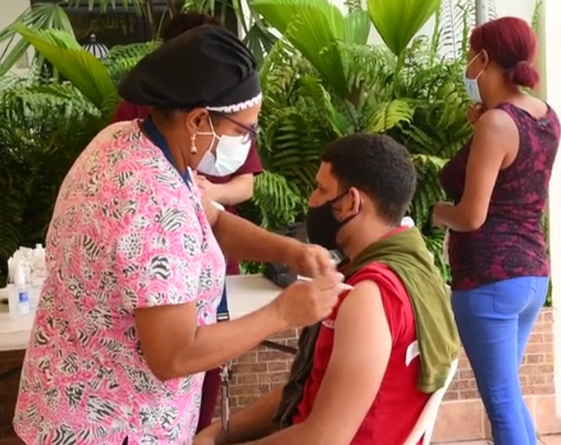 Gobernadora Rosa Santos abre centro de vacunación en la gobernación