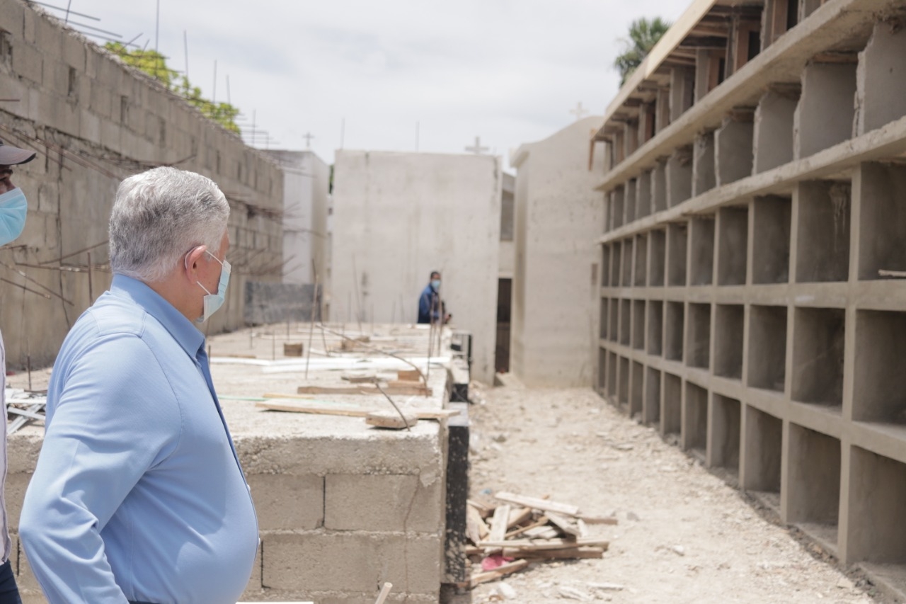 Senador Eduardo Estrella realiza supervisión obras Santiago Oeste y San Francisco de Jacagua.