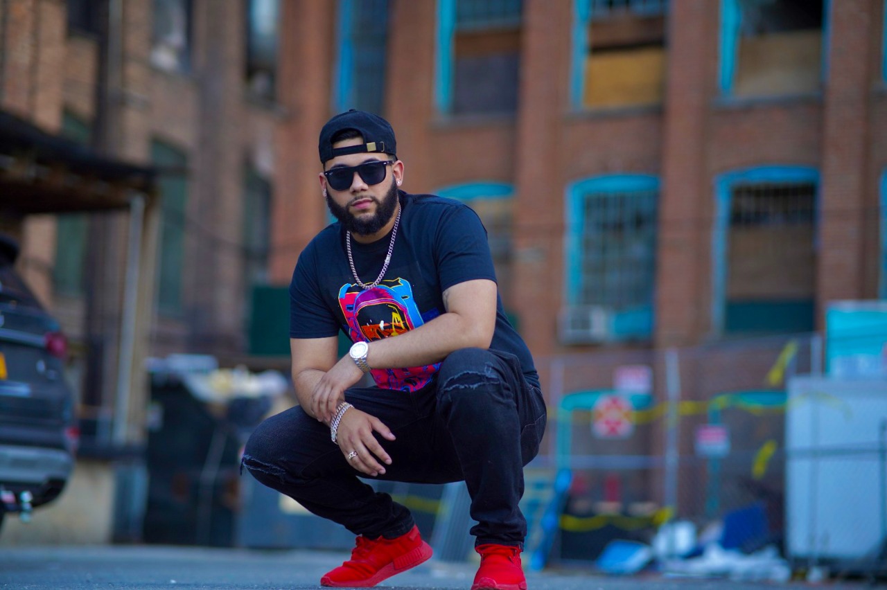 El joven criollo residente en Estados Unidos, JBramah, conocido por su talento en el freestyle, ahora presenta sus cartas credenciales al estilo drill