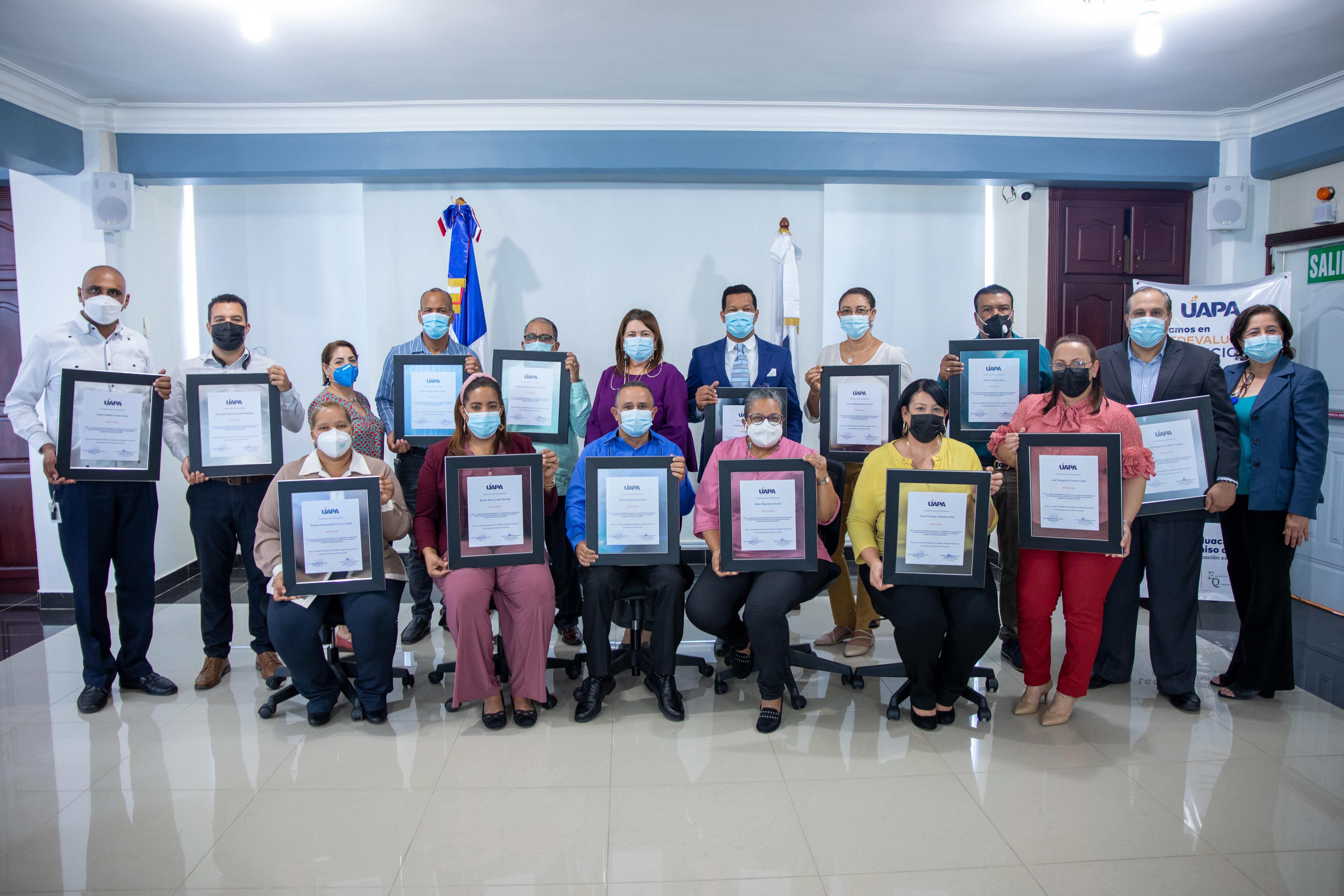 UAPA RECONOCE A SUS DOCENTES CON 10 Y AÑOS DE LABOR EN LA UNIVERSIDAD