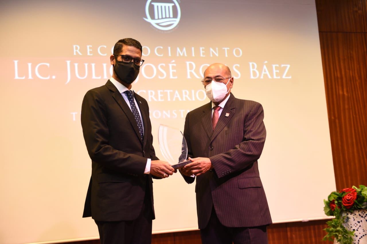 TC reconoce la trayectoria de su secretario, Julio José Rojas Báez