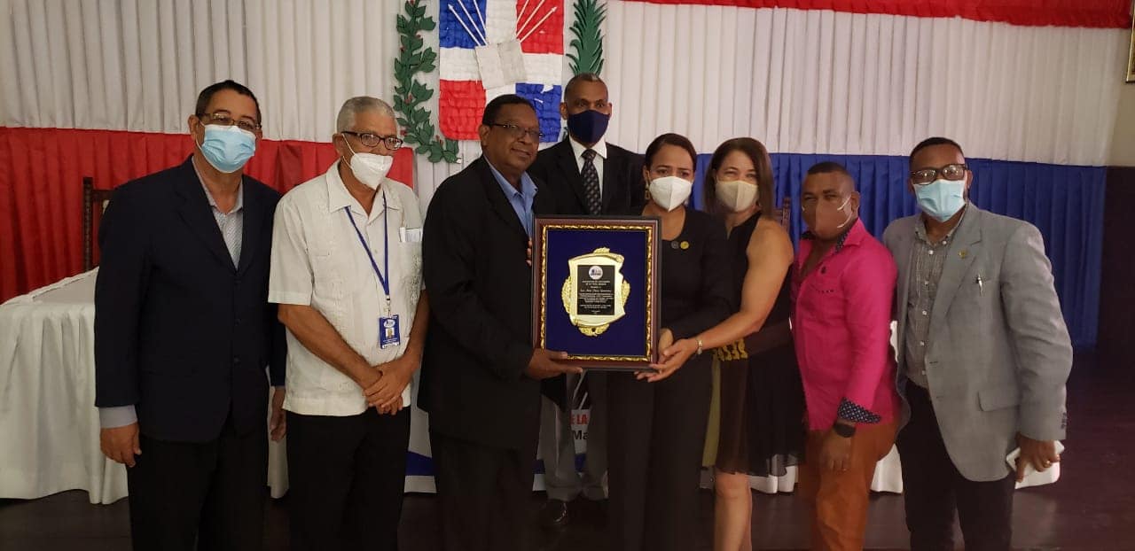 Ana Daysi Guerrero recibe emotivo reconocimiento de los locutores provincia Duarte