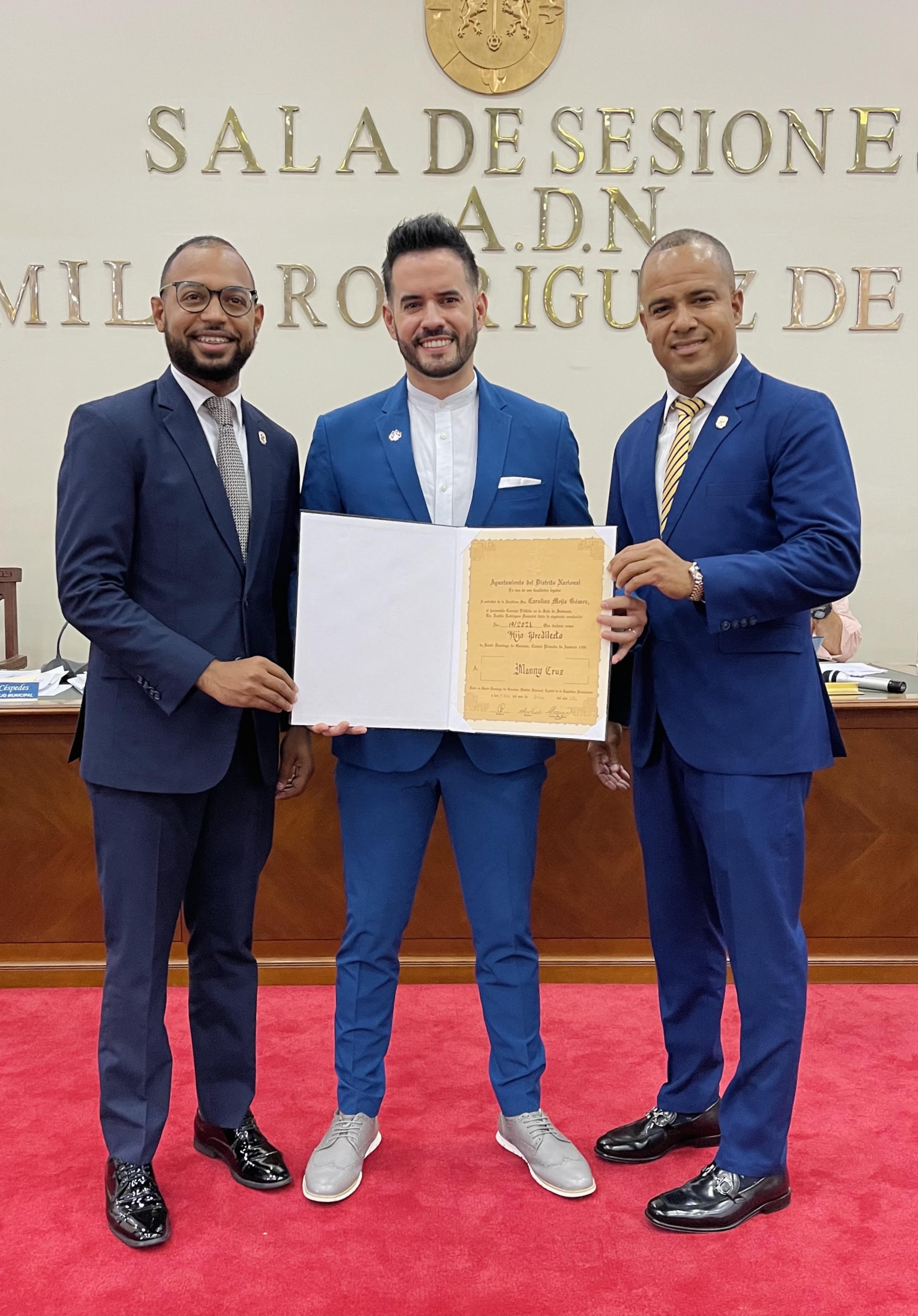 Manny Cruz es declarado hijo predilecto de Santo Domingo