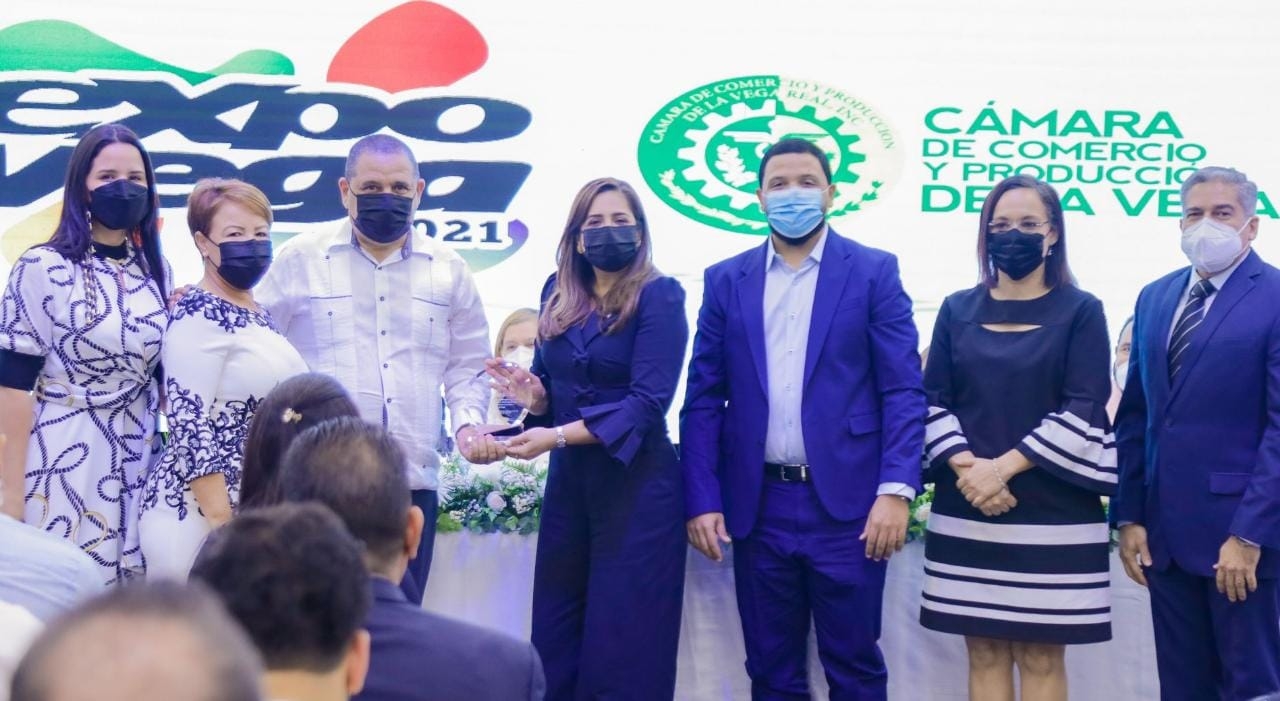 Farmacia El Sol recibe reconocimiento Cámara de Comercio y Producción La Vega