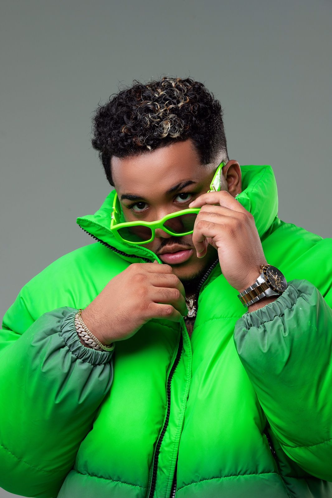 IVI GUNZ ES TENDENCIA POR EL TEMA “ACUETATE” FT EL ALFA Y OTROS ARTISTAS