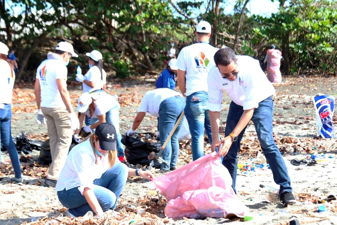 Jornada de limpieza de playas para generar conciencia y prevenir la gran cantidad de residuos en los mares y océanos,