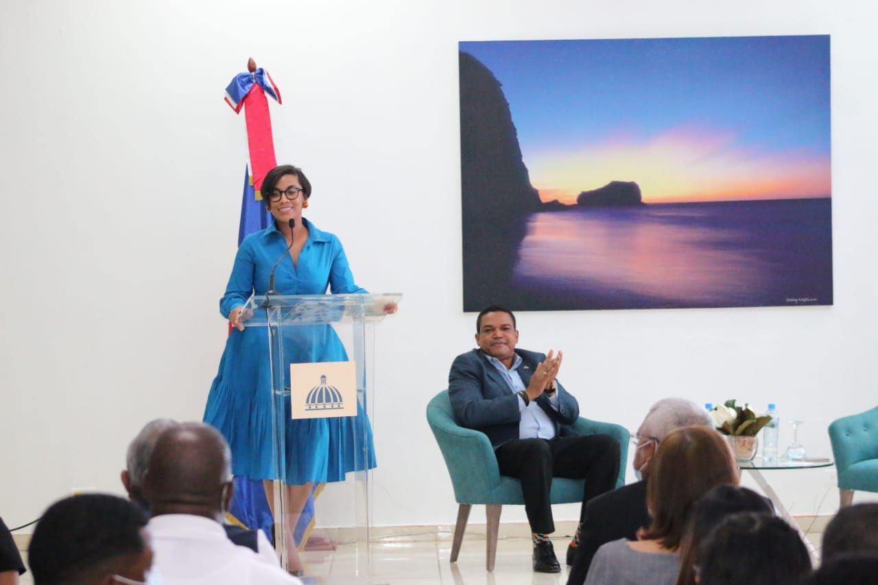 Nelsy Cruz presenta su primer año de gestión como gobernadora de Montecristi.