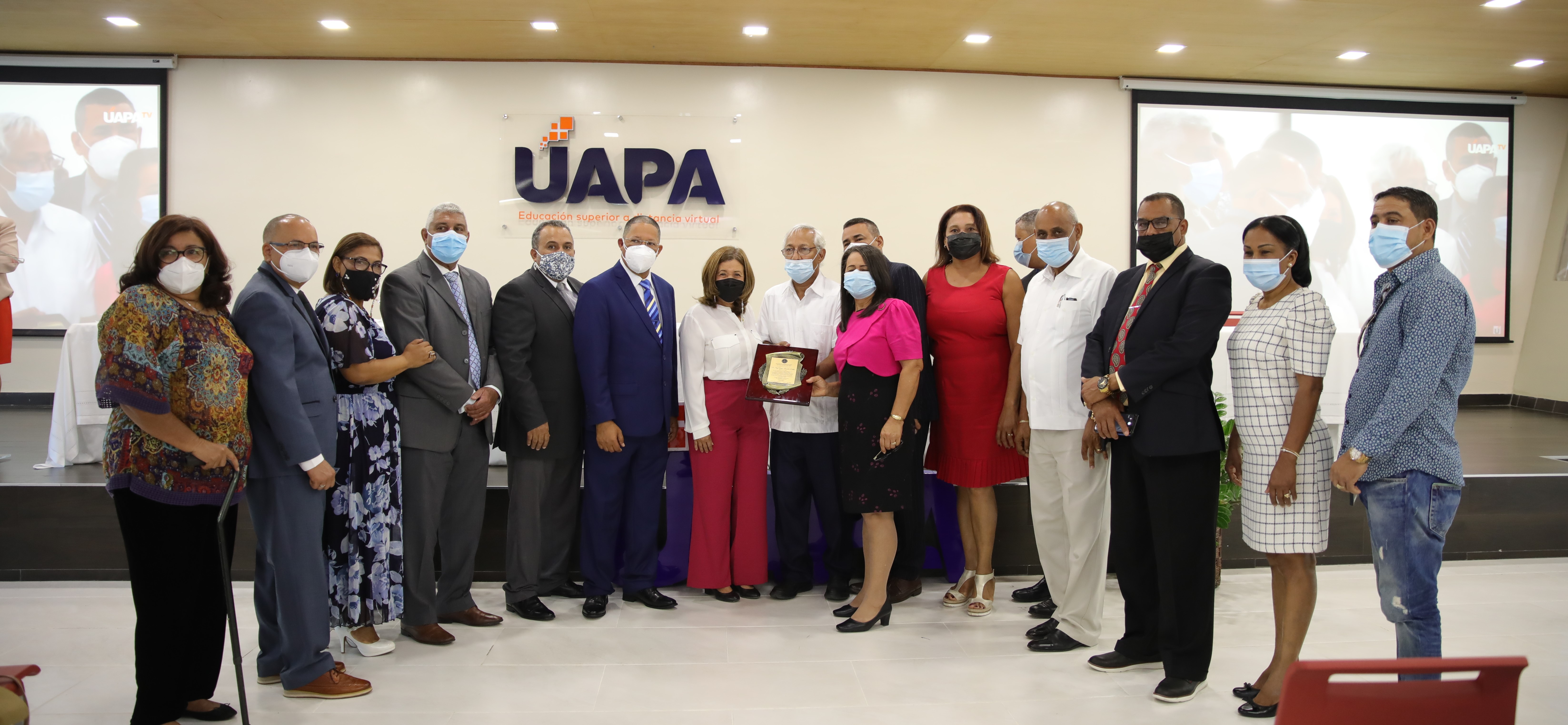 EGRESADOS DE LA UAPA RECONOCE RECTOR DE LA UNIVERSIDAD POR SUS APORTES A LA EDUCACIÓN