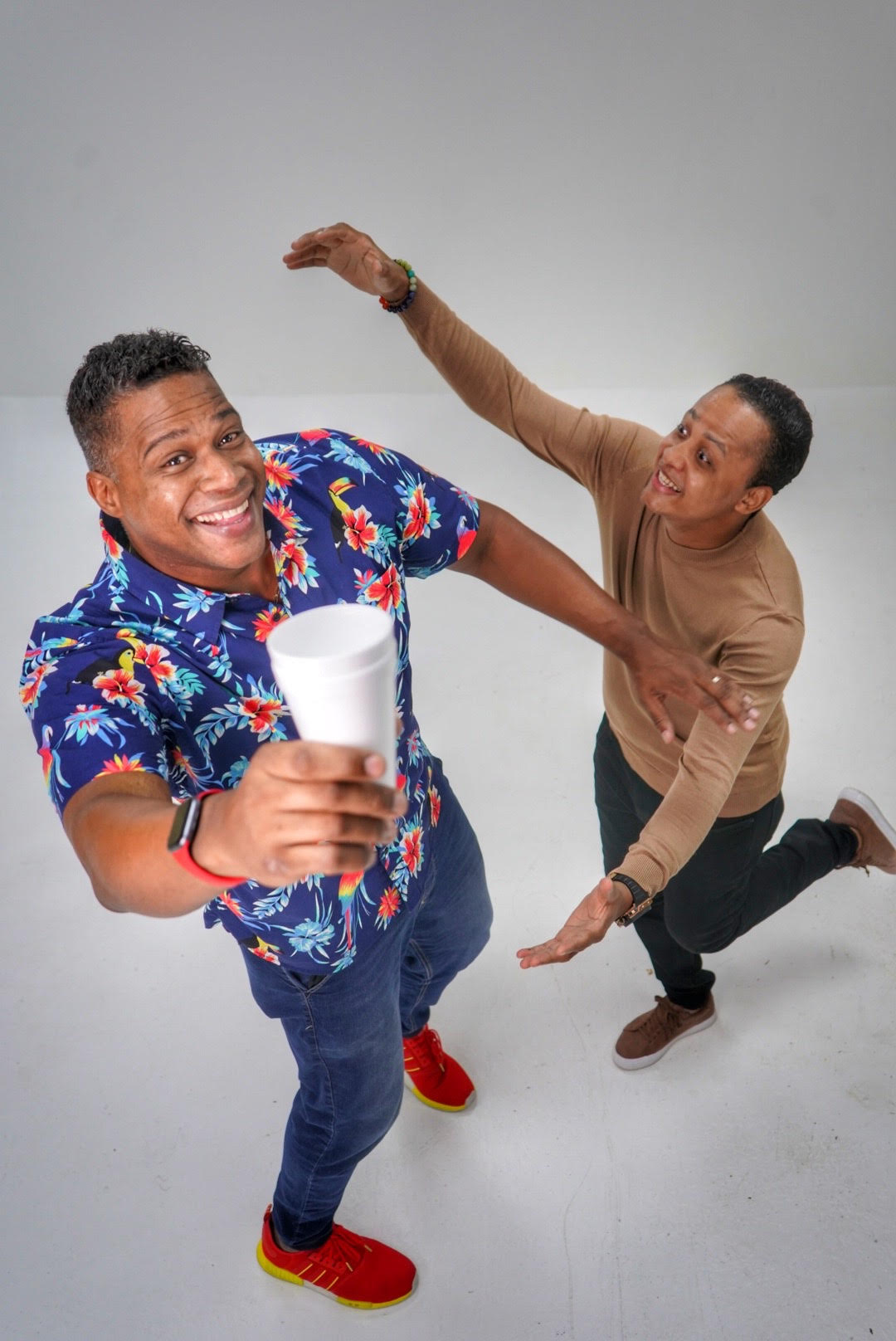 “Cuidao Si Me Tumba El Vaso” merengue de navidad de Jandy Ventura y Gerald Ogando