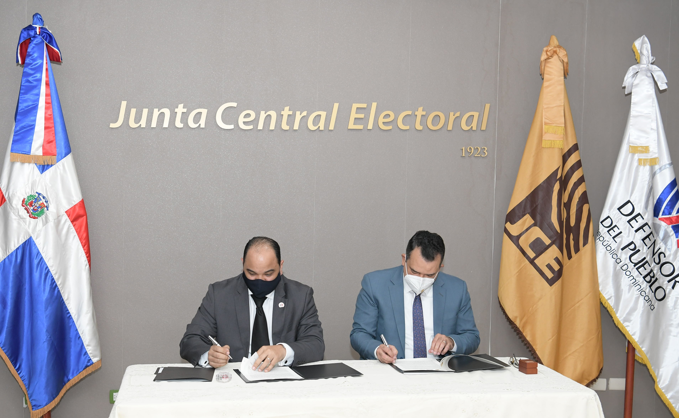 JCE y el Defensor del Pueblo firman acuerdo interinstitucional