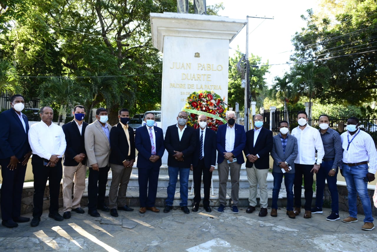 Regional  Norte del CODIA deposita ofrenda floral en estatua Duarte