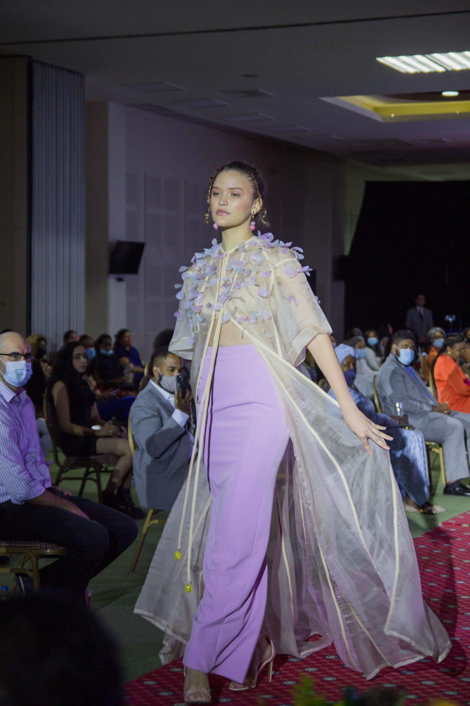 Laie realiza desfile "Renace"