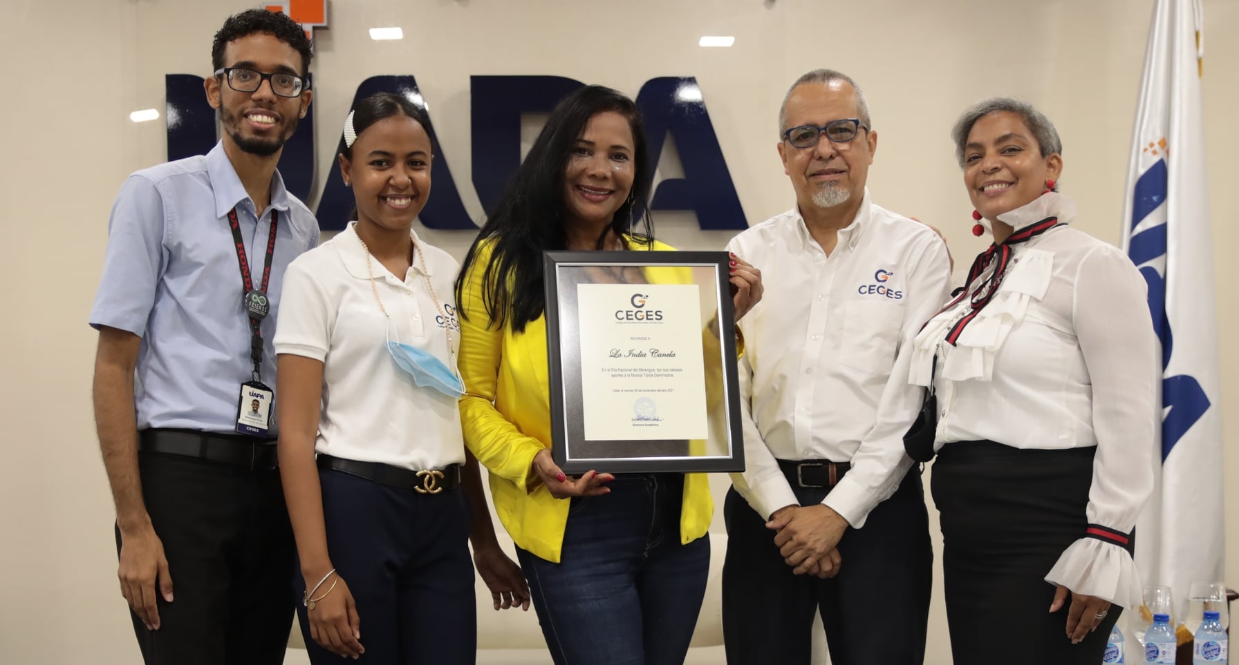 COLEGIO CEGES DE LA UAPA RECONOCE  MERENGUERA TÍPICA  LA INDIA CANELA