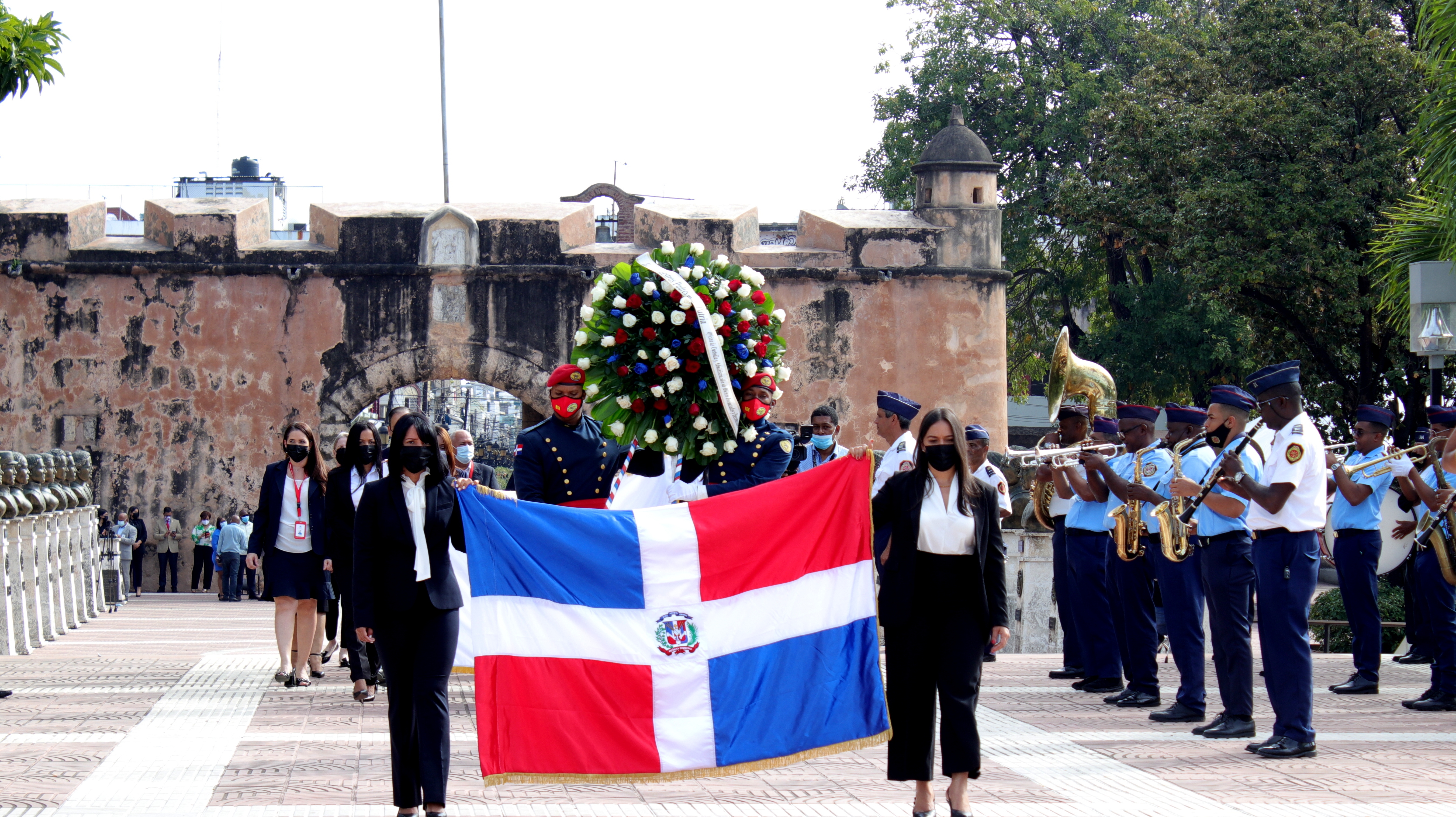 La OCABID deposita Ofrenda Floral en el Altar de la Patria