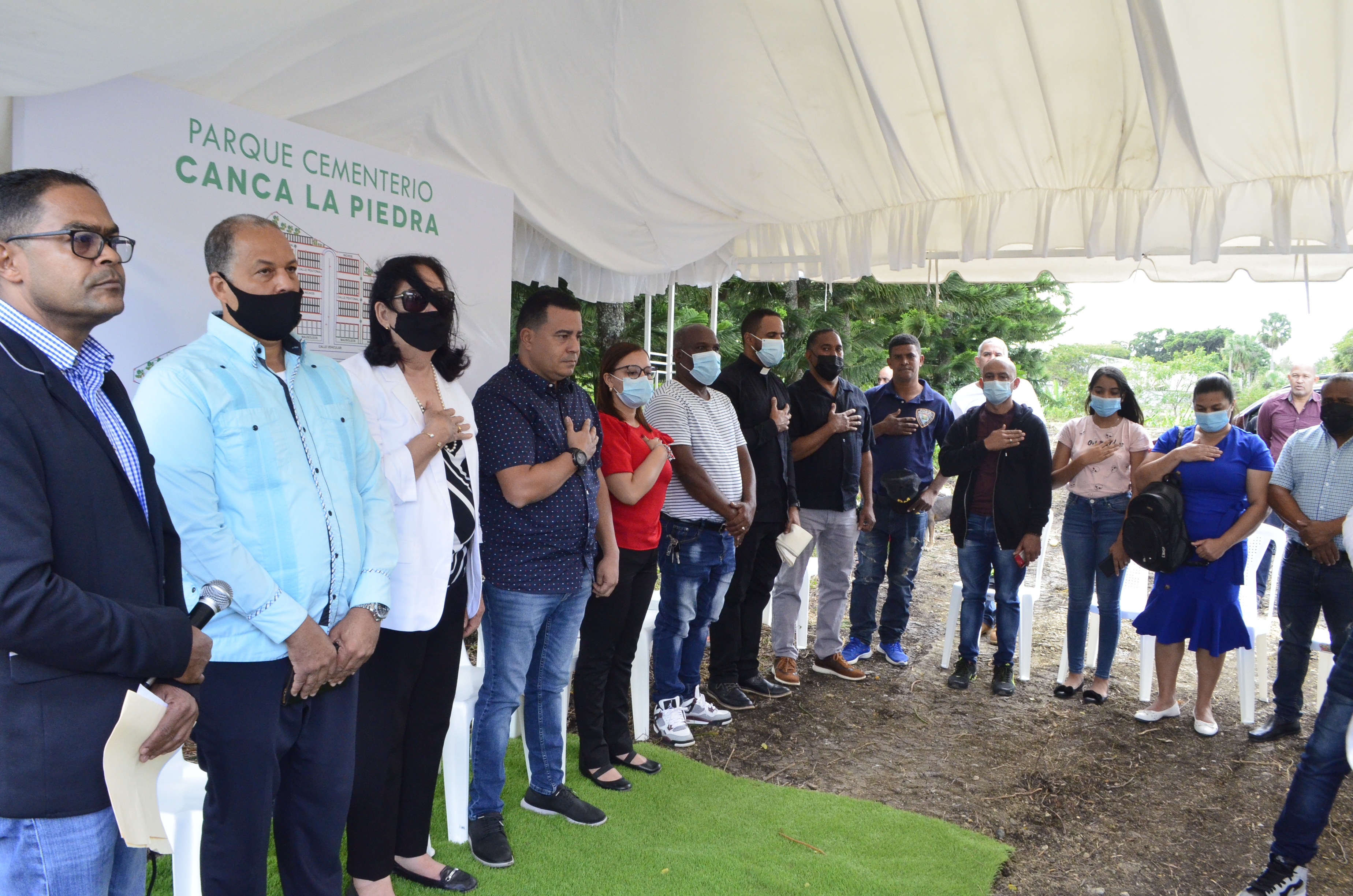 Director municipal Canca la Piedra, Lisandro de la Cruz da el primer picazo la construcción de un moderno Cementerio