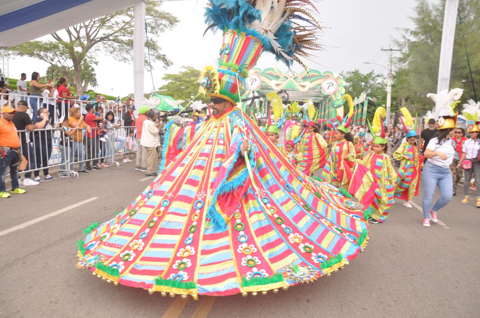 Concurrido y vistoso desfile concluye Carnaval de Santiago 2022
