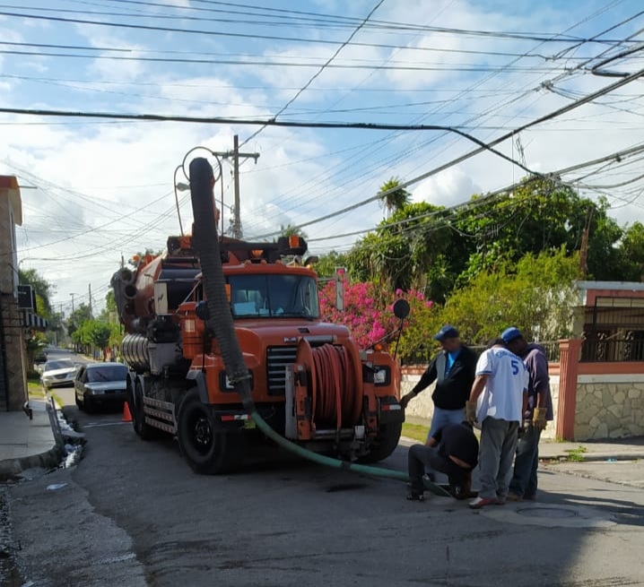 Coraasan interviene colector de aguas residuales en Monterrico I, tras obstrucción