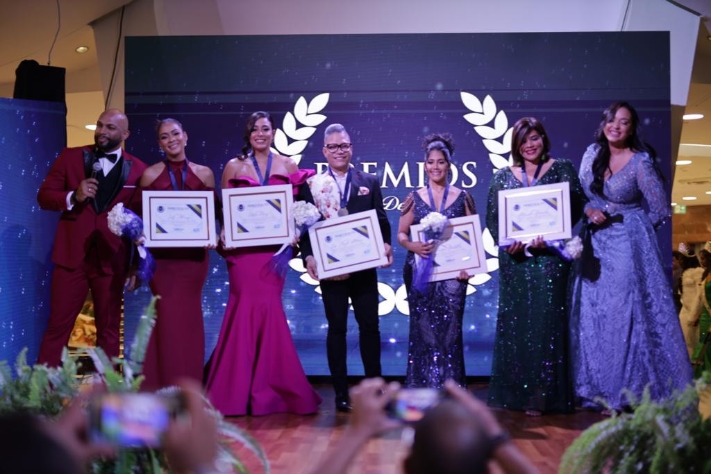 Reconocen trayectoria comunicadora Lady Alvarez