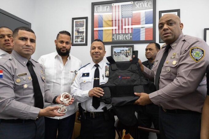 Fundación “Nueva Generación Duartiana” entrega chalecos antibalas y grilletes a la Policía Nacional Dominicana.