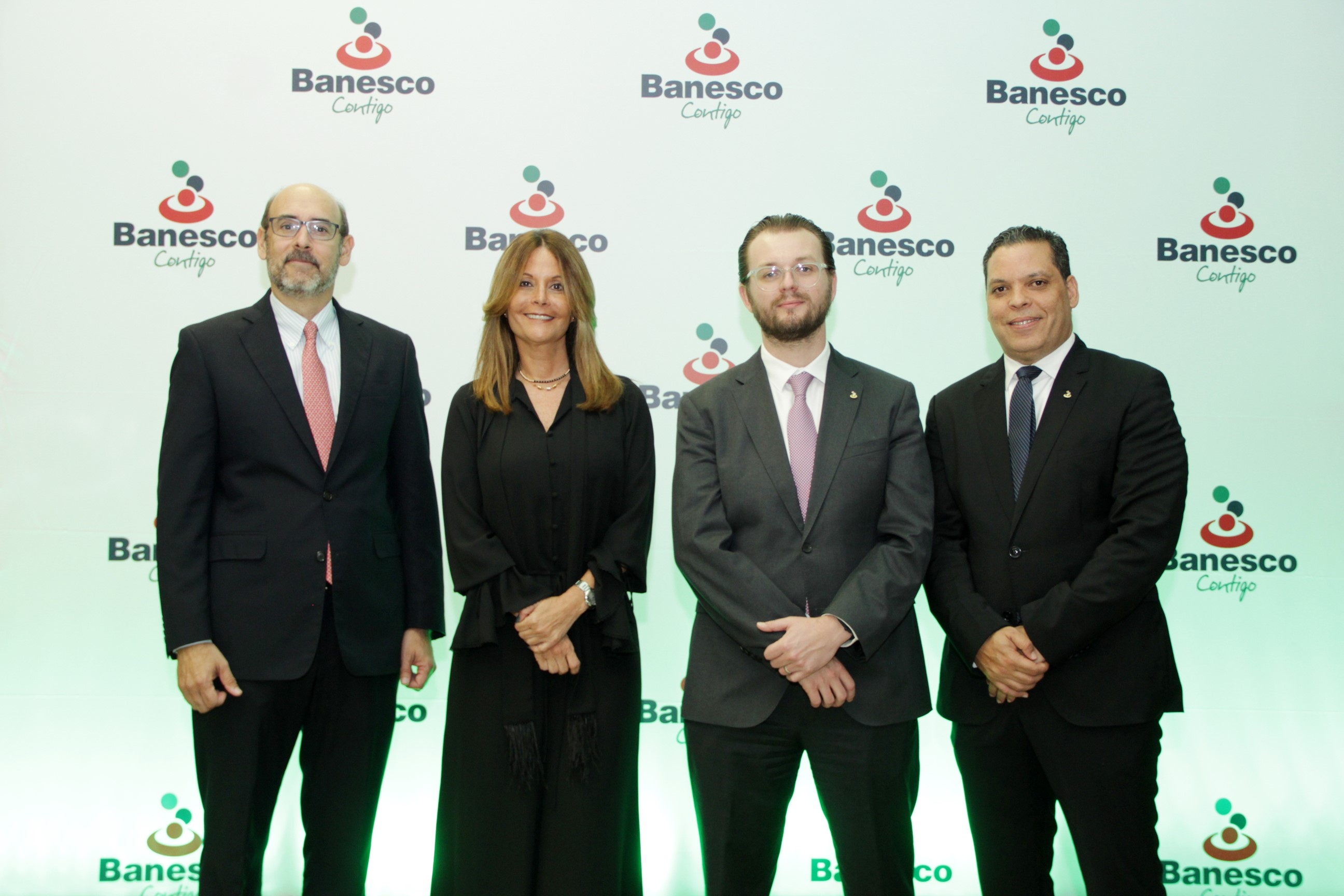 Banesco Banco Múltiple estrecha lazos con clientes de Santiago