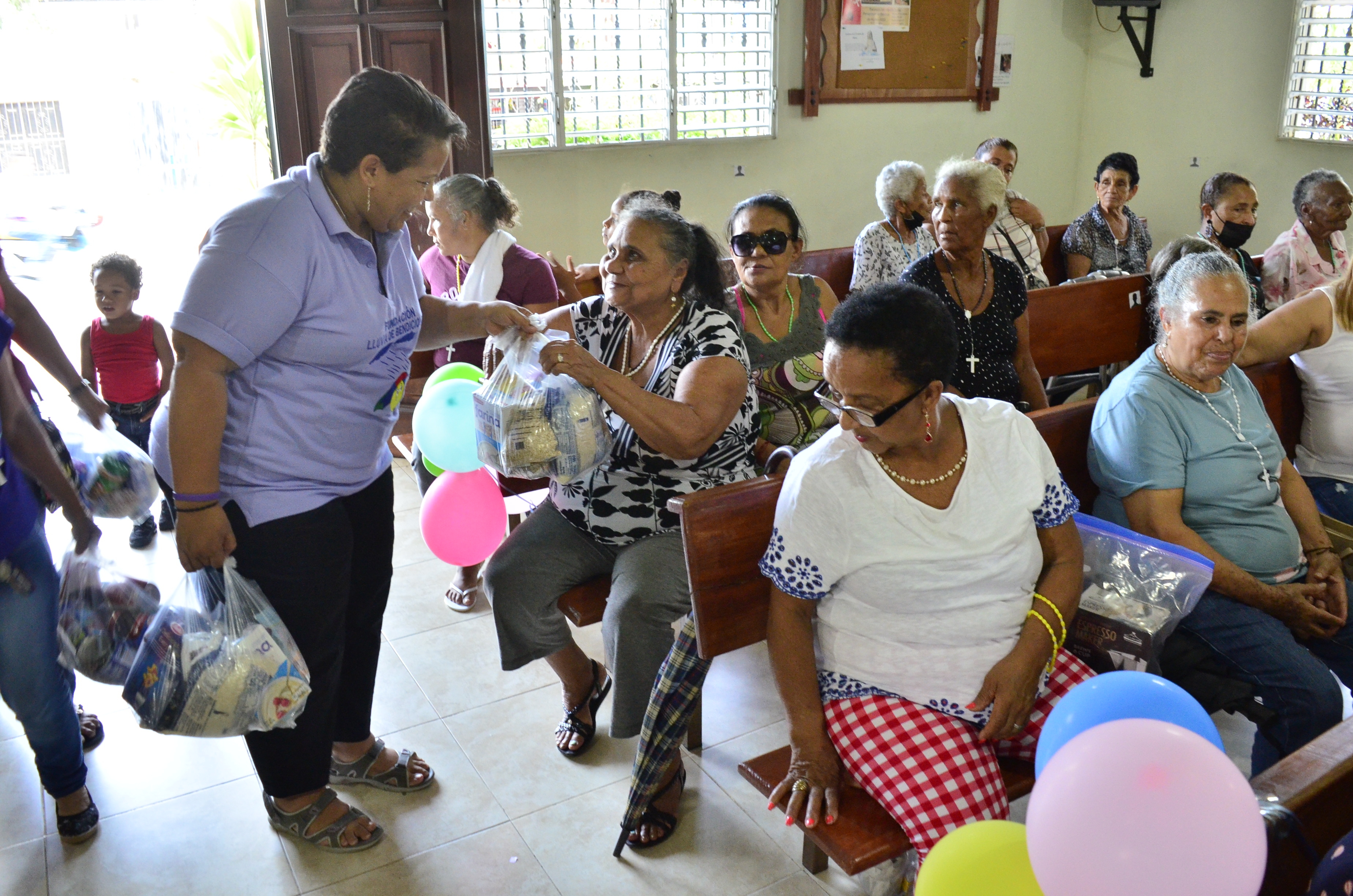 Fundación “Lluvia de Bendiciones” agasaja a madres en víspera de su día