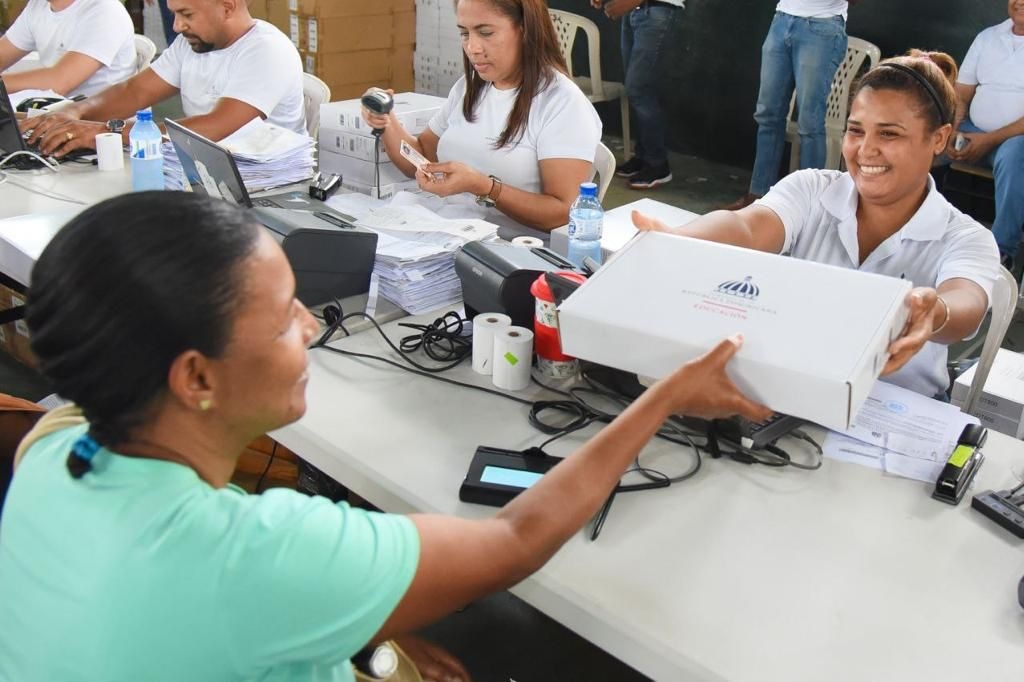 Ministerio de Educación entrega más 134,000 dispositivos tecnológicos en San Cristóbal