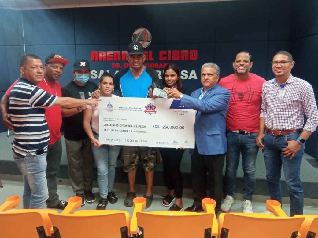 Dirección provincial de deportes MIDEREC entrega premios efectivos a ganadores Festival Deportivo Navideño