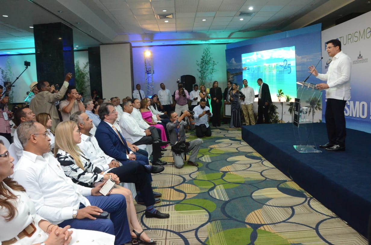 Inauguran Expoturismo, ministro anuncia invertirá 50 millones de pesos en promoción de Santiago.