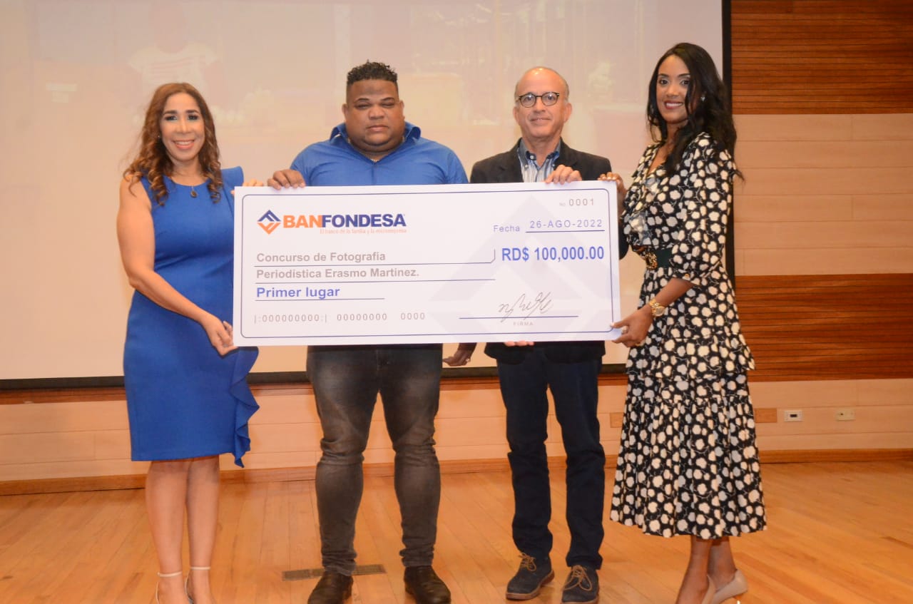 SNTP Santiago y BANFONDESA entregan premios ganadores concurso de fotografía periodística; jurado destaca sensibilidad de participantes