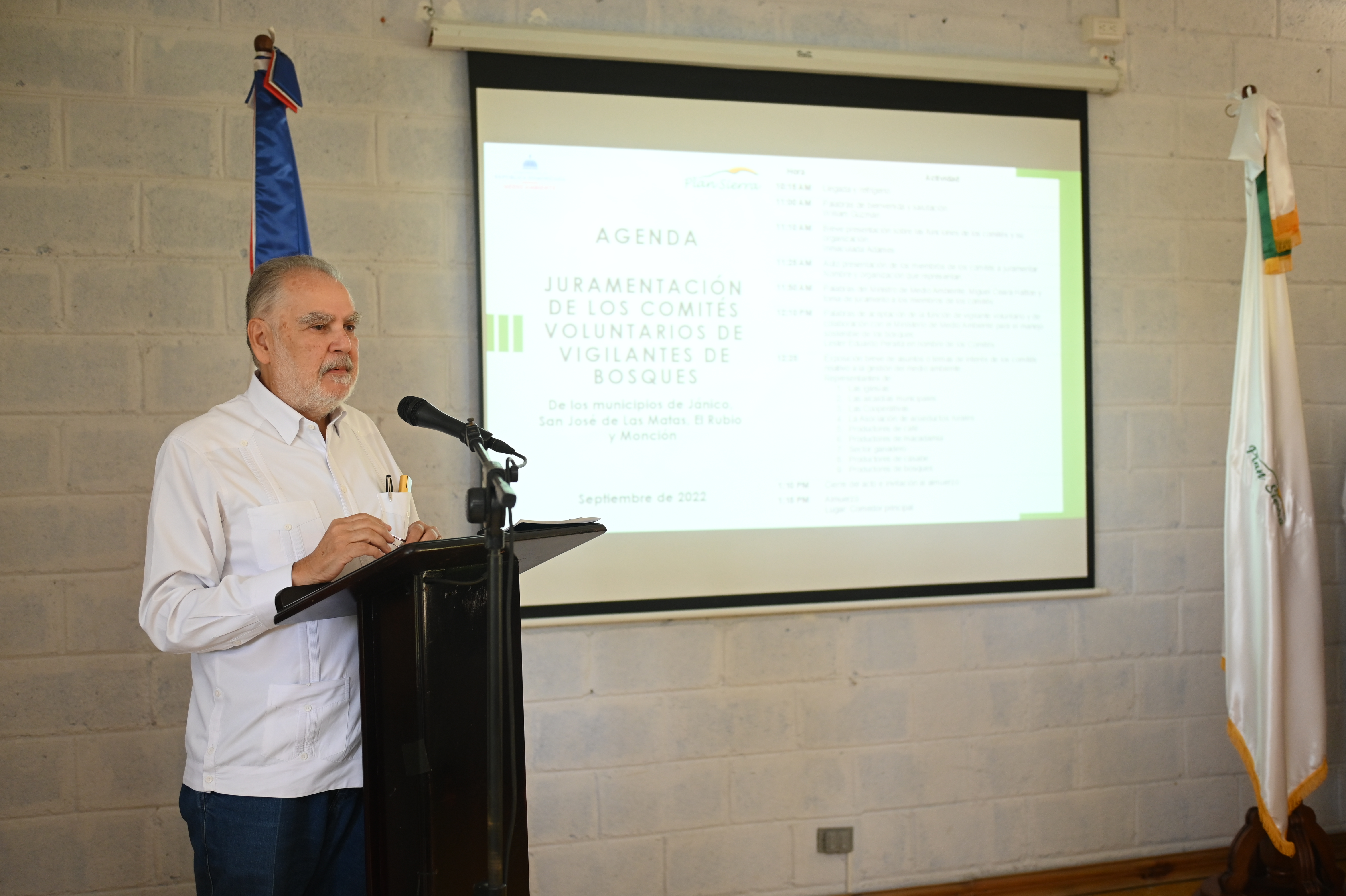 Ministro de Medio Ambiente juramenta Comités de Vigilantes de Bosques de la Cordillera Central