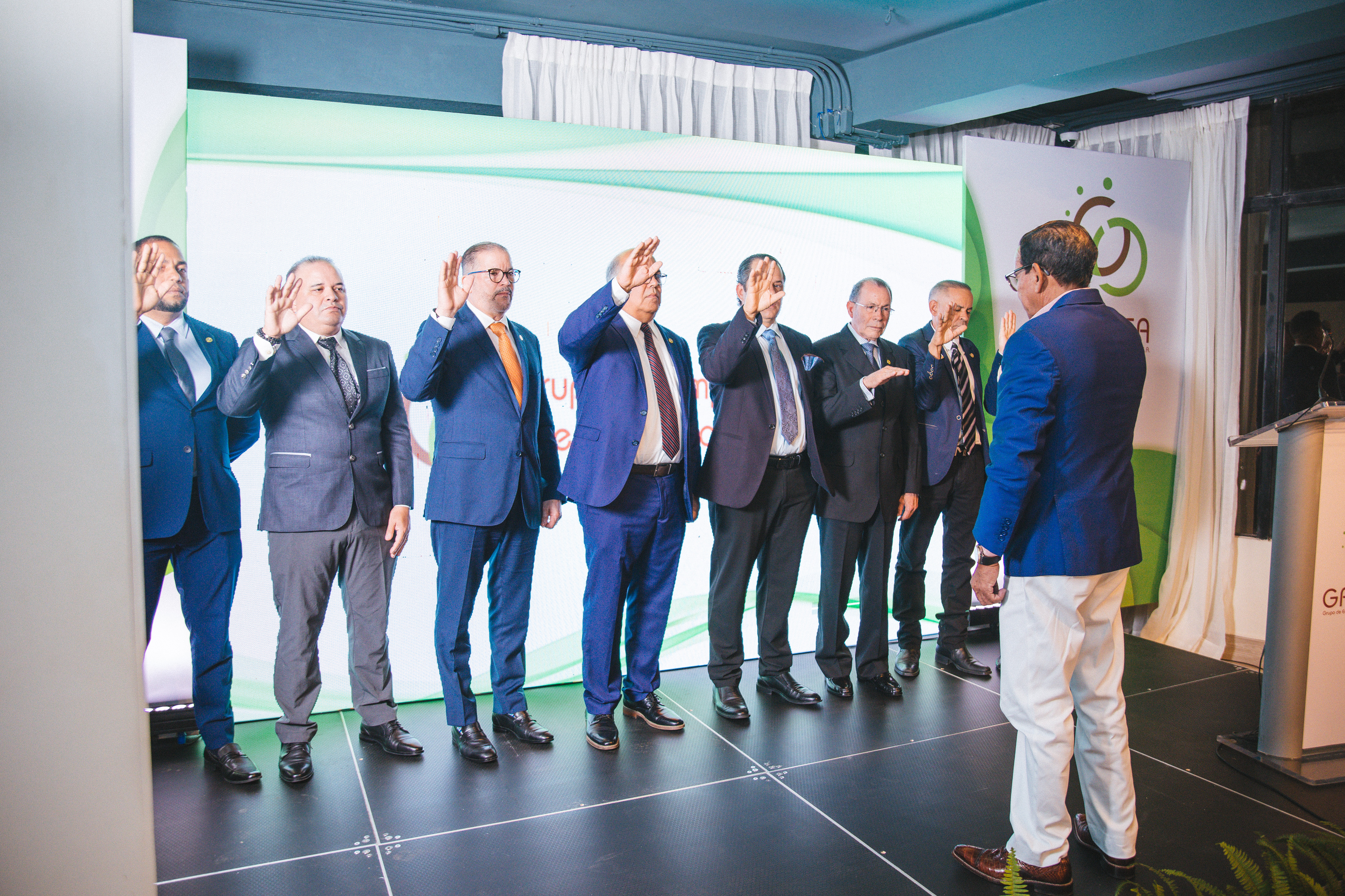 Grupo de Empresarios de Santiago posesiona nueva directiva