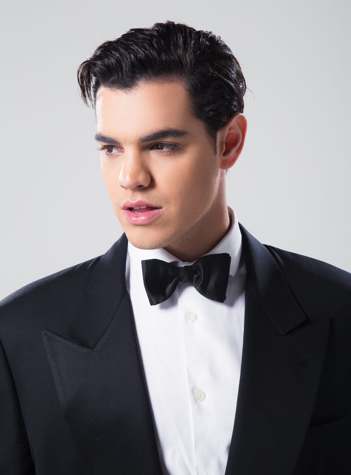 Cantante Carlos Moore lanza “El Comienzo”, primer álbum de su carrera