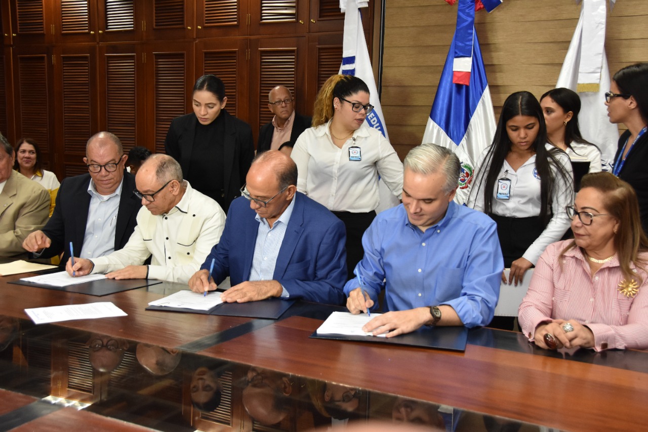 Sindicato de Trabajadores CORAASAN y la institución firman “Pacto Colectivo”  tras mediación de Ministerio de Trabajo
