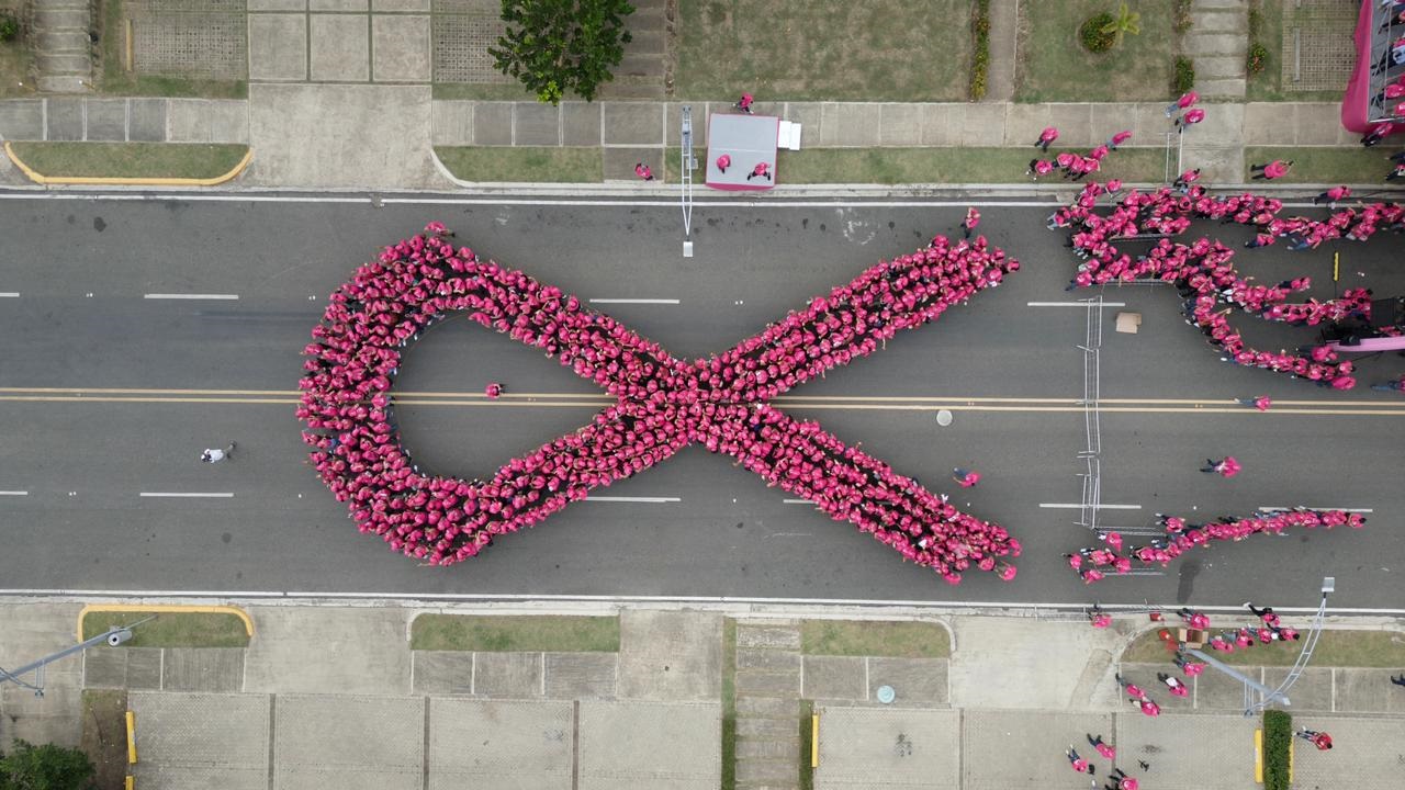 La zona franca forma un gran lazo humano inspirado en la prevención del cáncer de mama