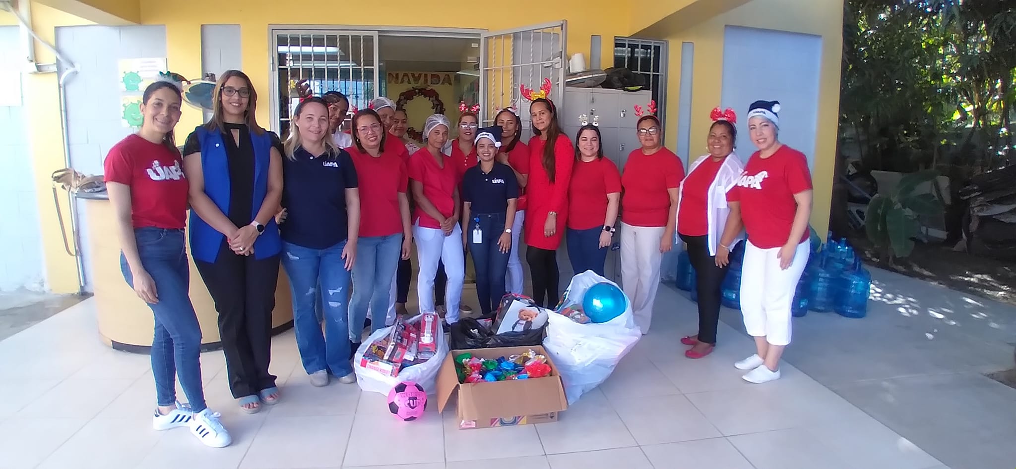 PARTICIPANTES DE LA UAPA ENTREGAN JUGUETES A NIÑOS DE VARIAS PROVINCIAS