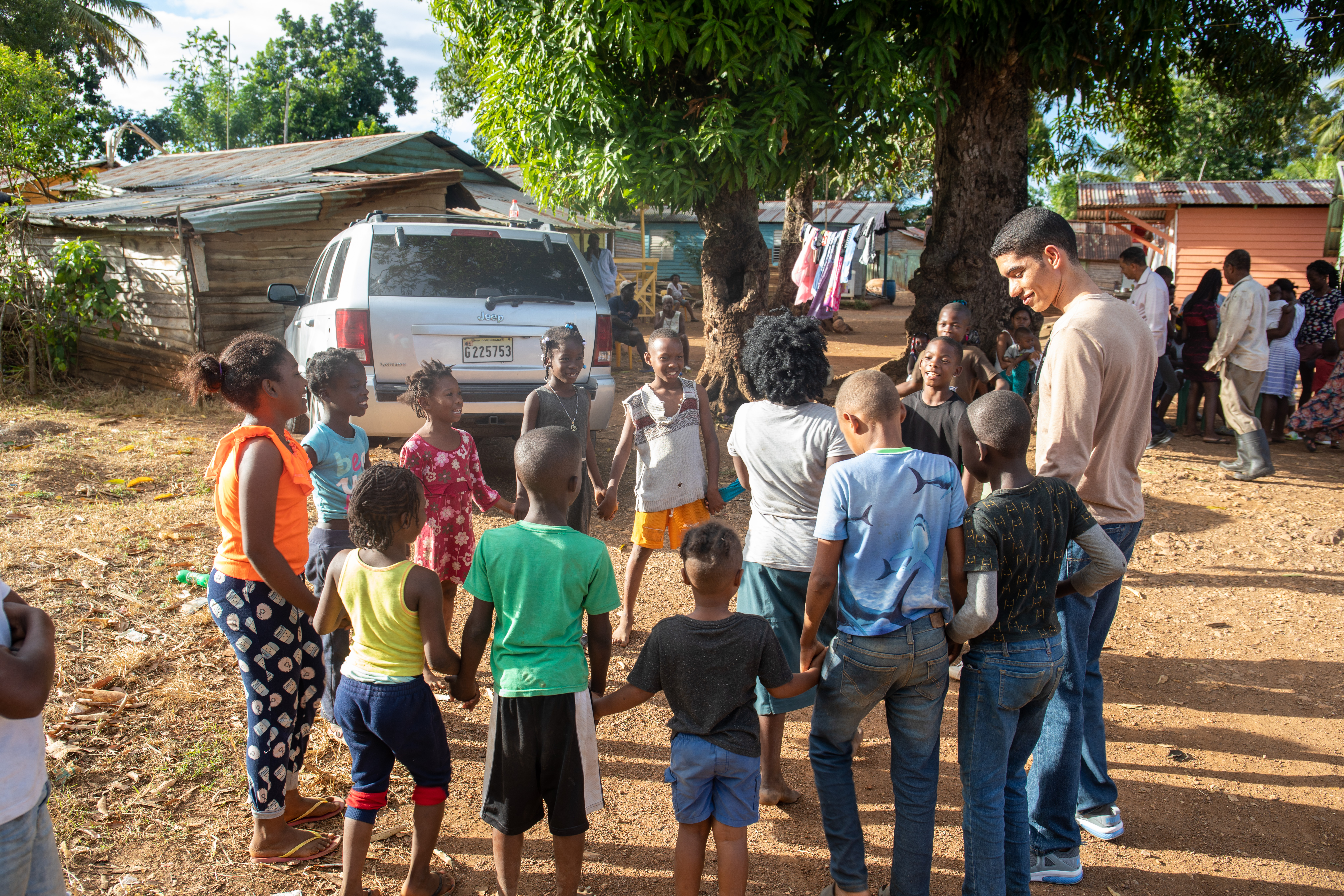 FUMEBO realiza actividad con niños de escasos recursos en Monte Plata