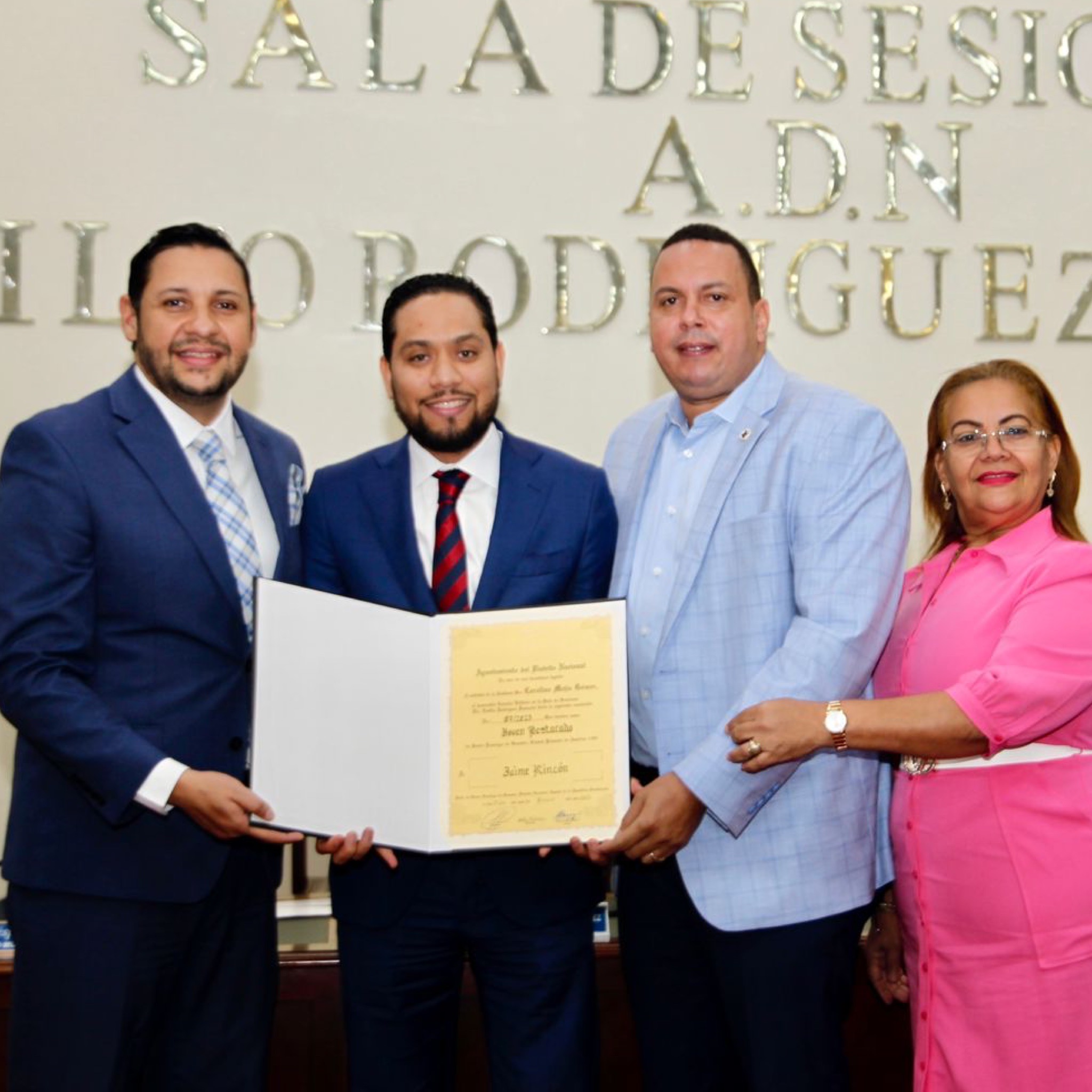 Alcaldía del DN reconoce trayectoria profesional y de labor social de Jaime Rincón