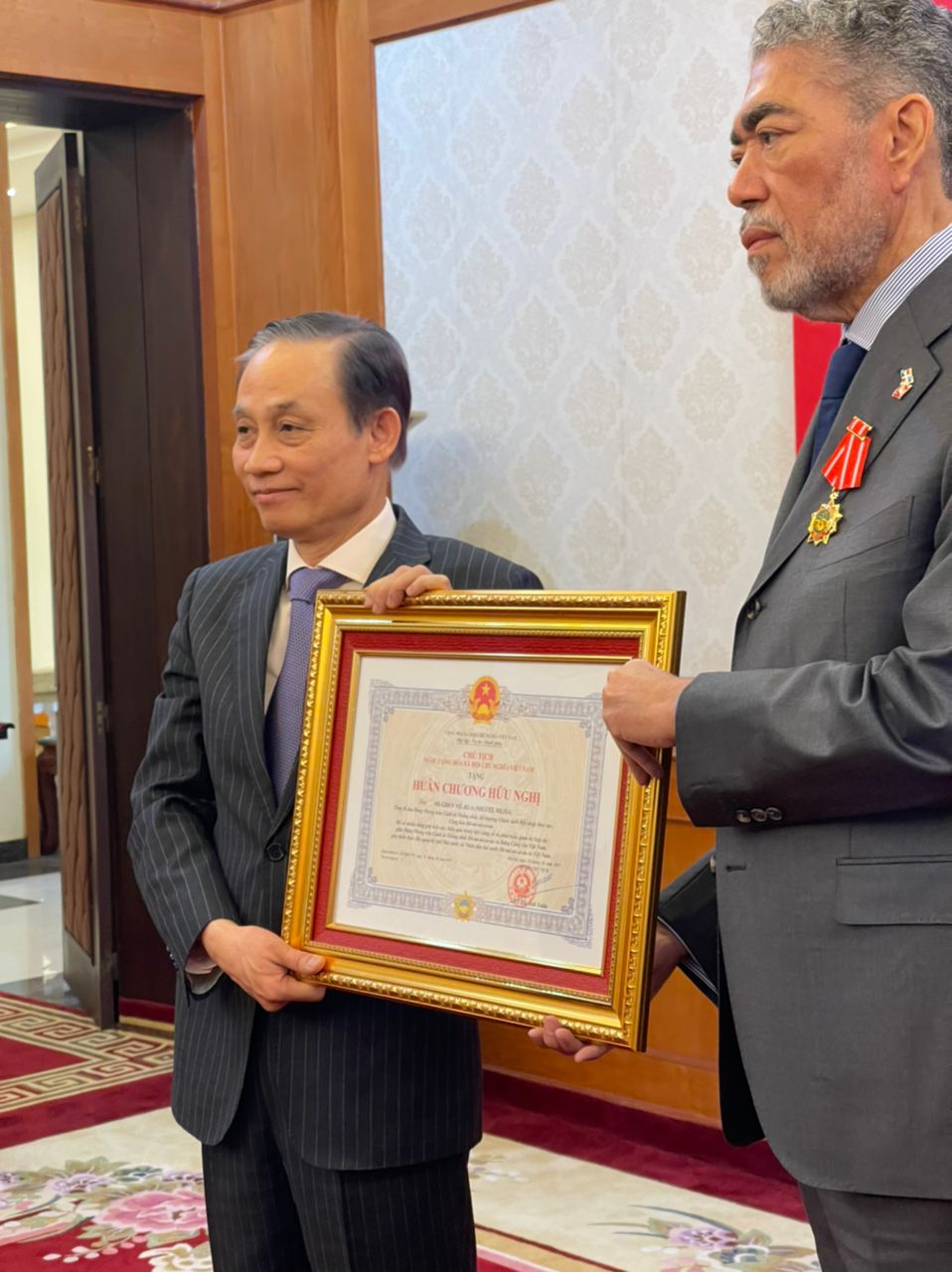 Gobierno de Vietnam condecora a Miguel Mejía Con Orden de la Amistad