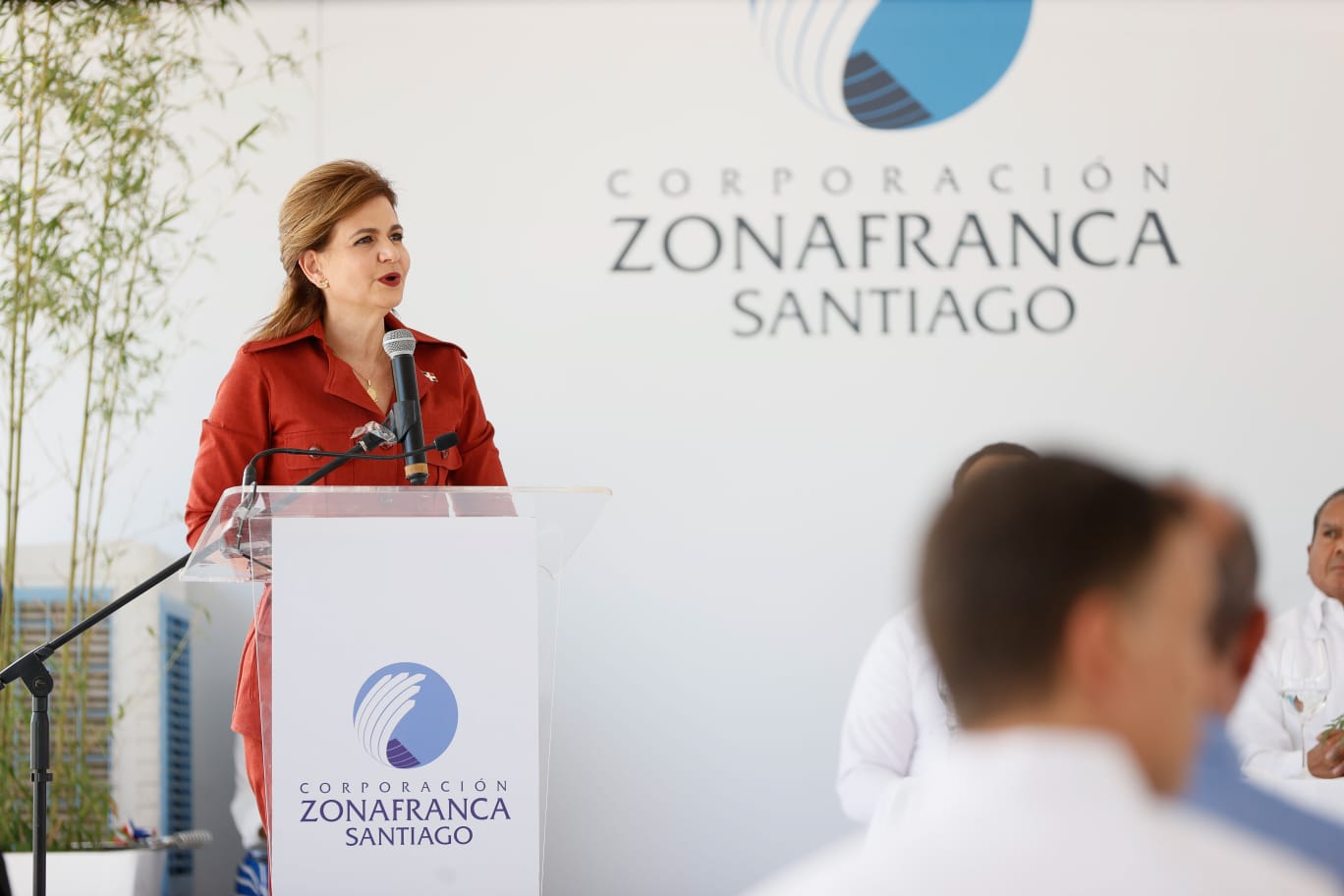 Vicepresidenta pondera el liderazgo y el aporte de la Corporación al sector eléctrico nacional