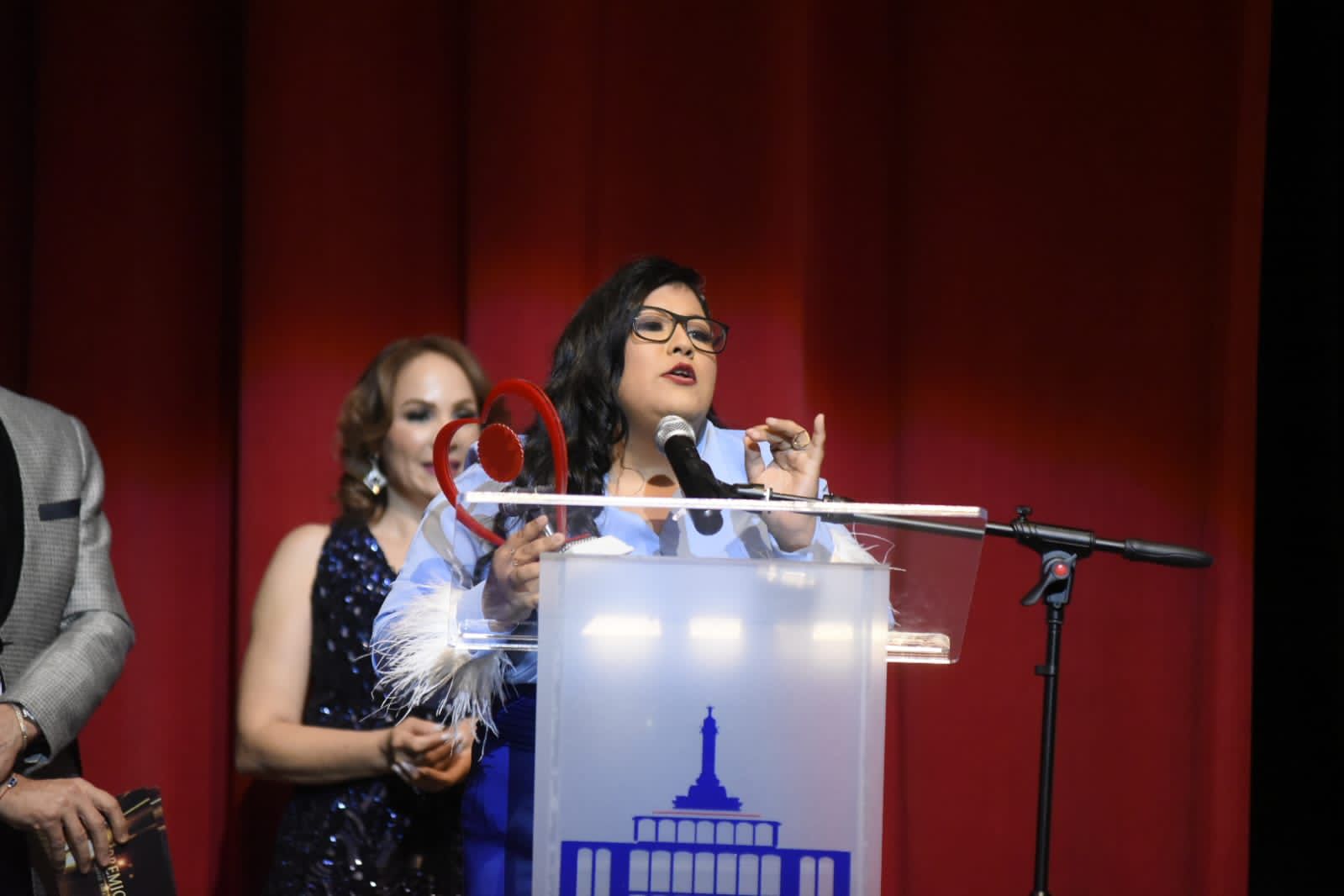 Milagros Méndez es premiada como Locutor del Año en Premios Ciudad Corazón