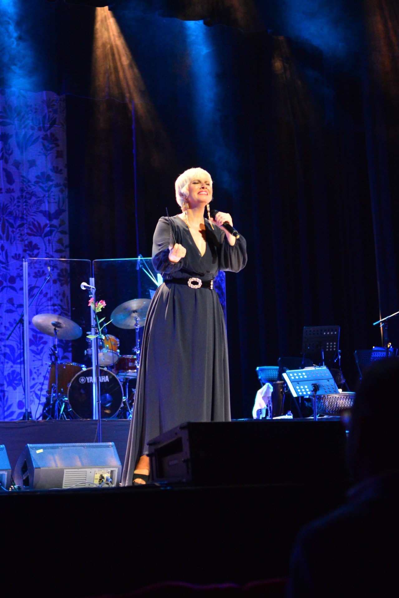 Pasión Vega derrocha histrionismo, amor y poesía en el Teatro Cibao