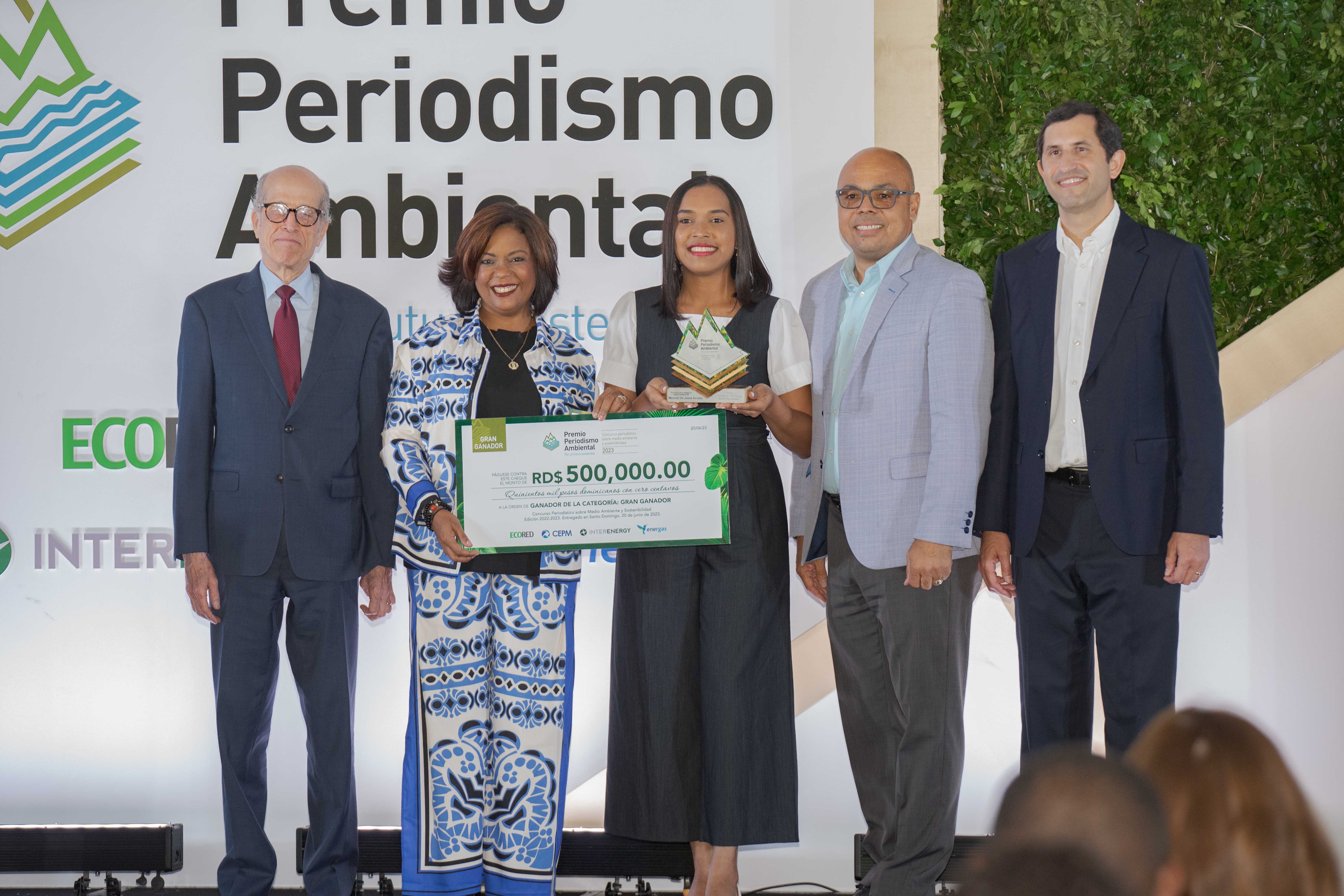 Cinco periodistas fueron reconocidos como ganadores de la séptima entrega del "Premio Periodismo Ambiental", con una dotación de RD$875,000