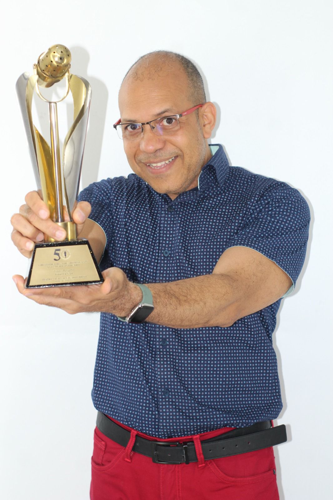 YSAAC ROSARIO VOZ DE PRIMERA FM GANA MICRÓFONO DE ORO