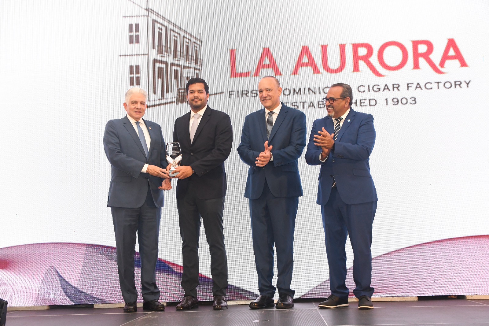 Premian el desempeño, las estrategias y la innovación de la fábrica de cigarros La Aurora