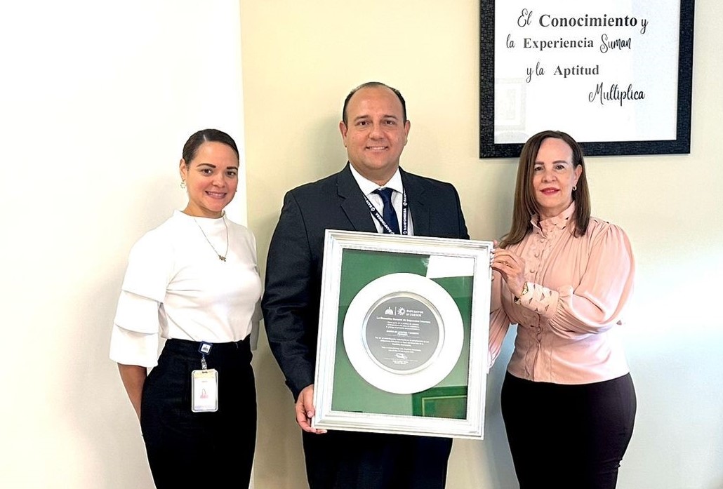 DGII reconoce a BANFONDESA por su compromiso con el cumplimiento tributario