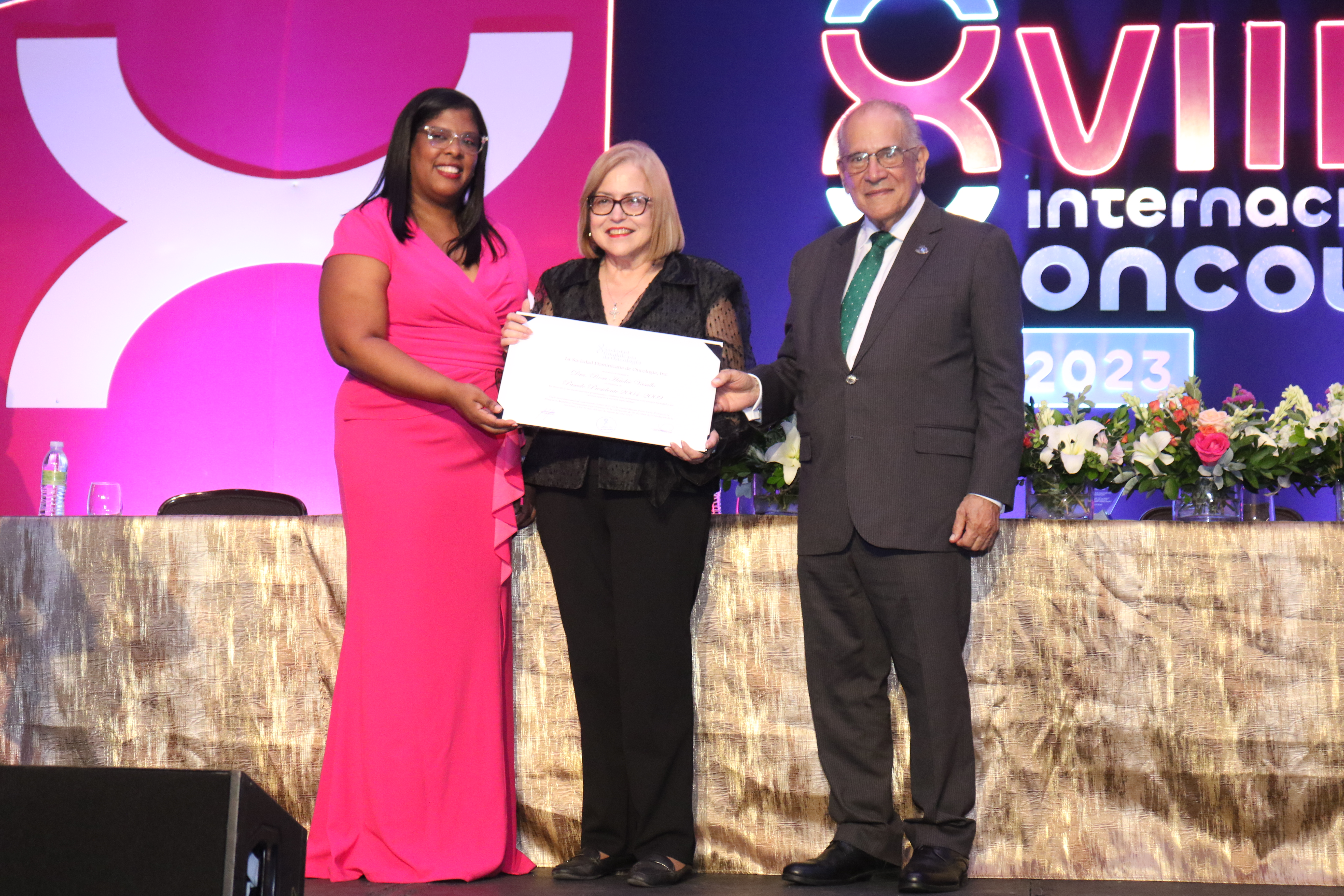 La Sociedad Dominicana de Oncología rinde emotivo reconocimiento a sus 14 ex-presidentes en una gala en Punta Cana en su XVIII Congreso Internacional de Oncología