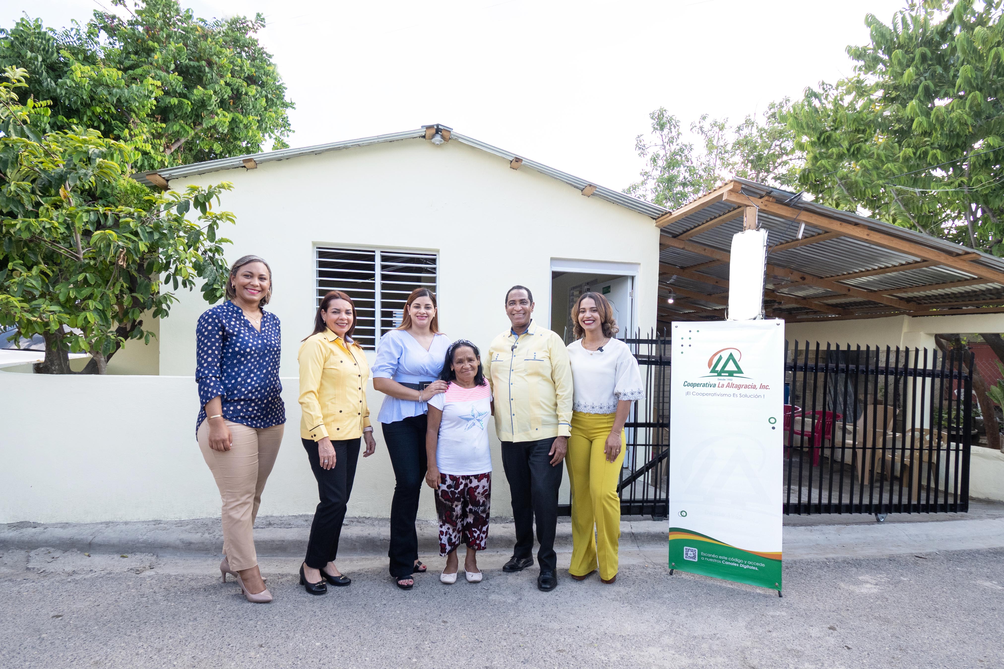 Cooperativa La Altagracia entrega vivienda a familia de Villa Verde