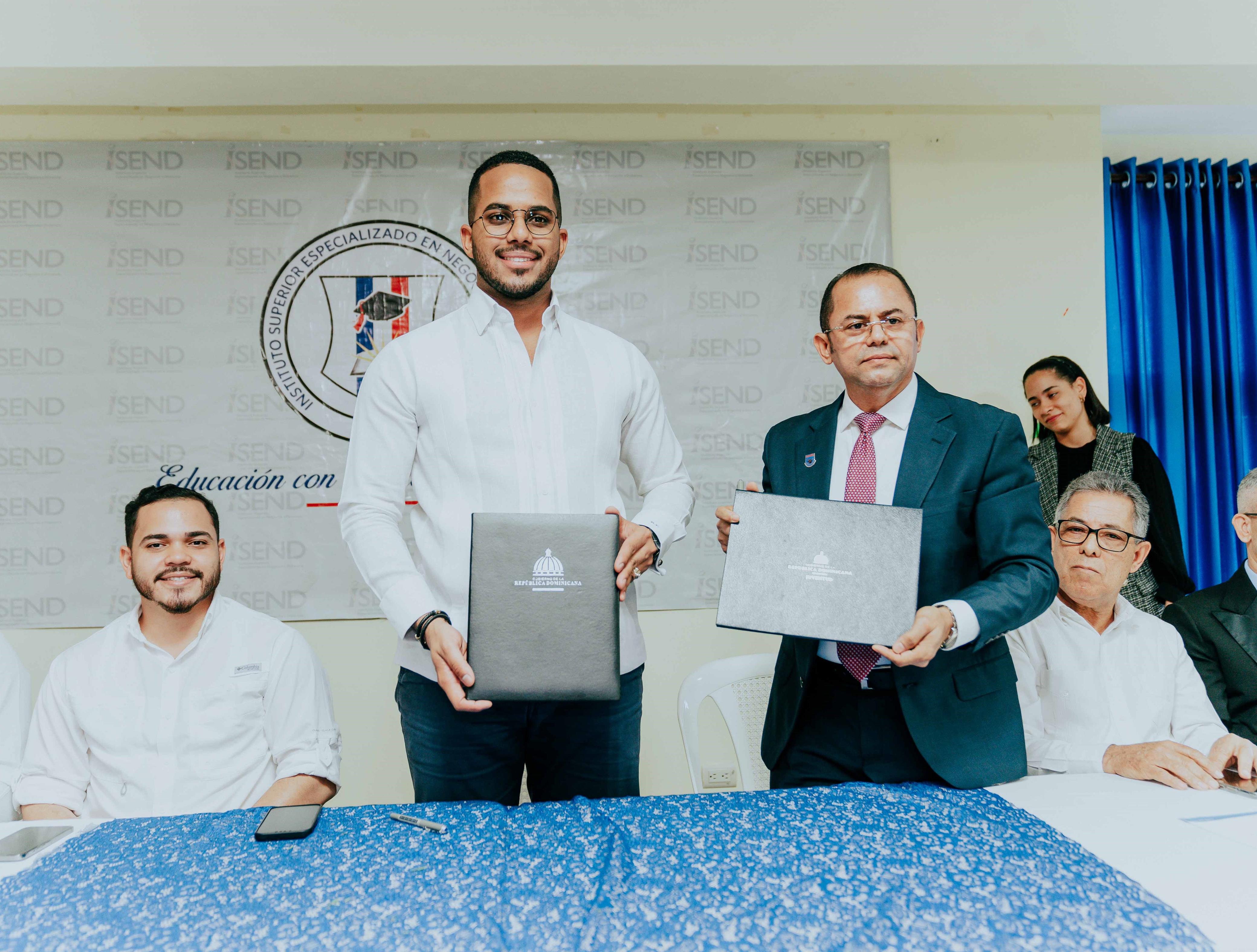 Juventud firma convenios con universidades de Santiago y SFM para impulsar capacitación en jóvenes